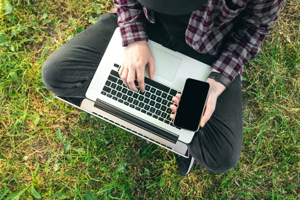 MacBook jako přenosná střižna: video na cestách bez kompromisů