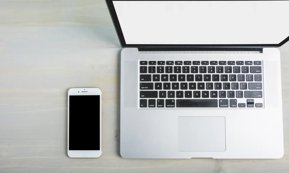 Freelancer pracuje na MacBooku v domácí pracovně