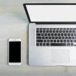Freelancer pracuje na MacBooku v domácí pracovně