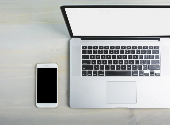 Freelancer pracuje na MacBooku v domácí pracovně